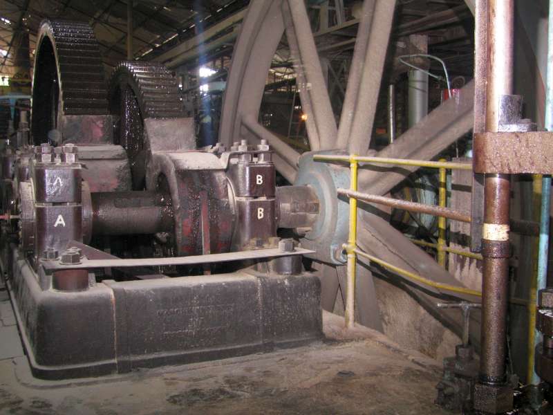 Dampfmaschine: Schwungrad (rechts) und Getriebe