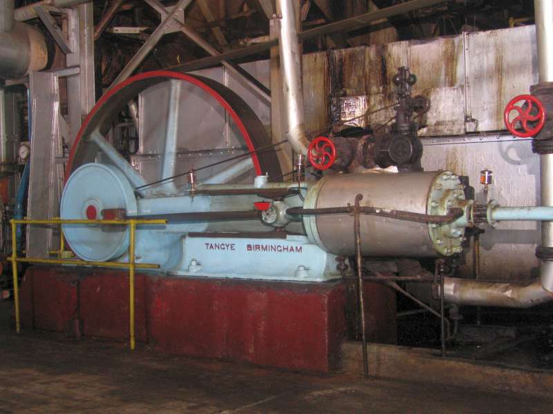 Dampfmaschine: Außenseite, Zylinder rechts vorn