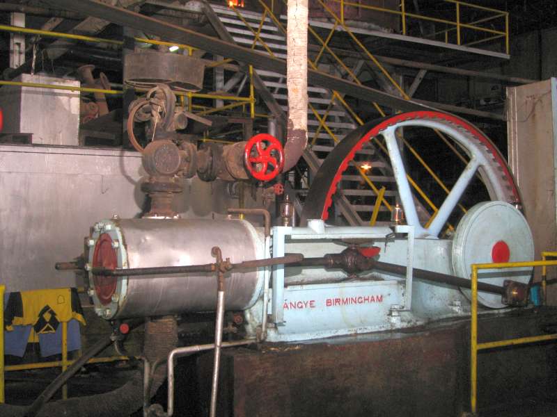 Dampfmaschine: Zylinder links
