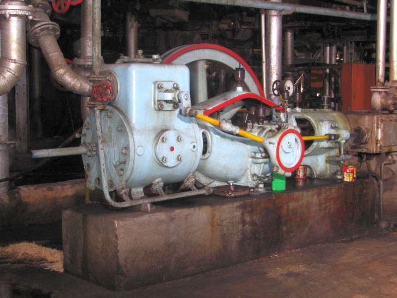 Dampfpumpe: Pumpzylinder links im Vordergrund