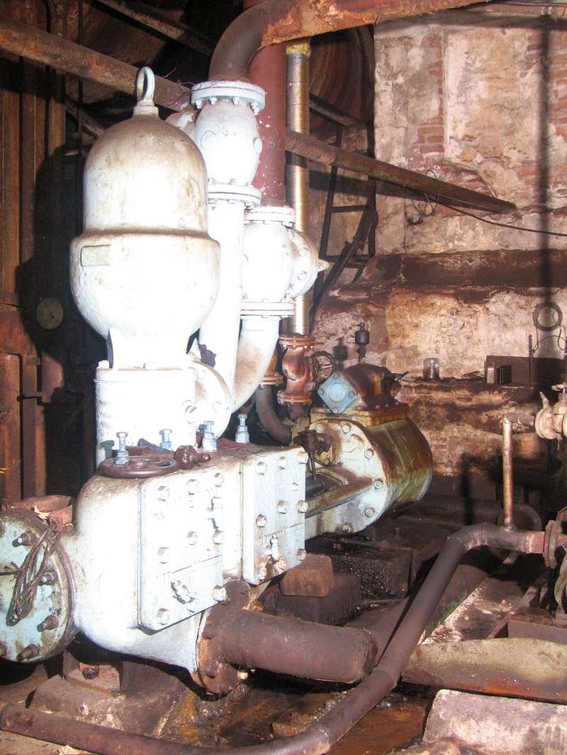 Dampfpumpe: Pumpe links im Vordergrund