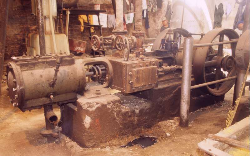 Dampfpumpe: Pumpzylinder (überhängend) vorn links