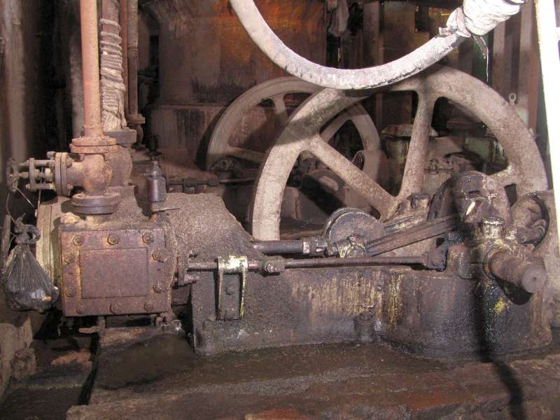 Dampfpumpe: Dampfmaschinen-Teil, Dampfzylinder links
