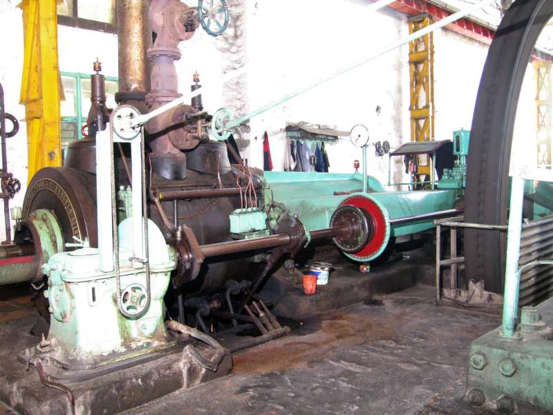 Dampfmaschine: Zylinder, Steuerungsseite; Regler links