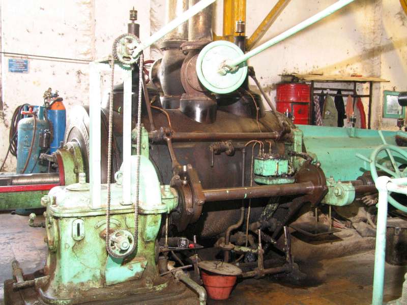 Dampfmaschine: Zylinder mit Regler und Steuerung