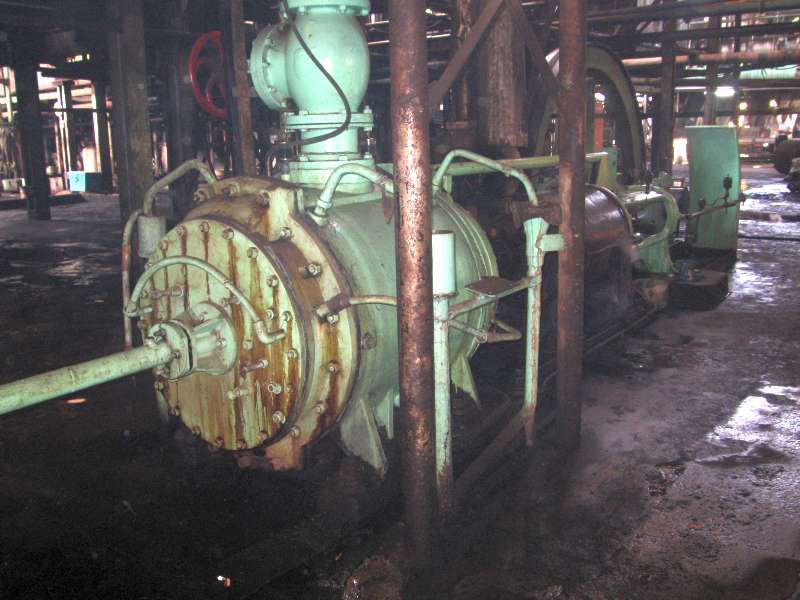 Dampfpumpe: Außenseite (rechts): Pumpzylinder im Vordergrund