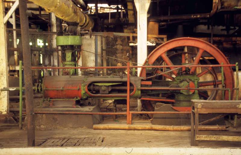Dampfmaschine: Maschinen-Außenseite; Zylinder links