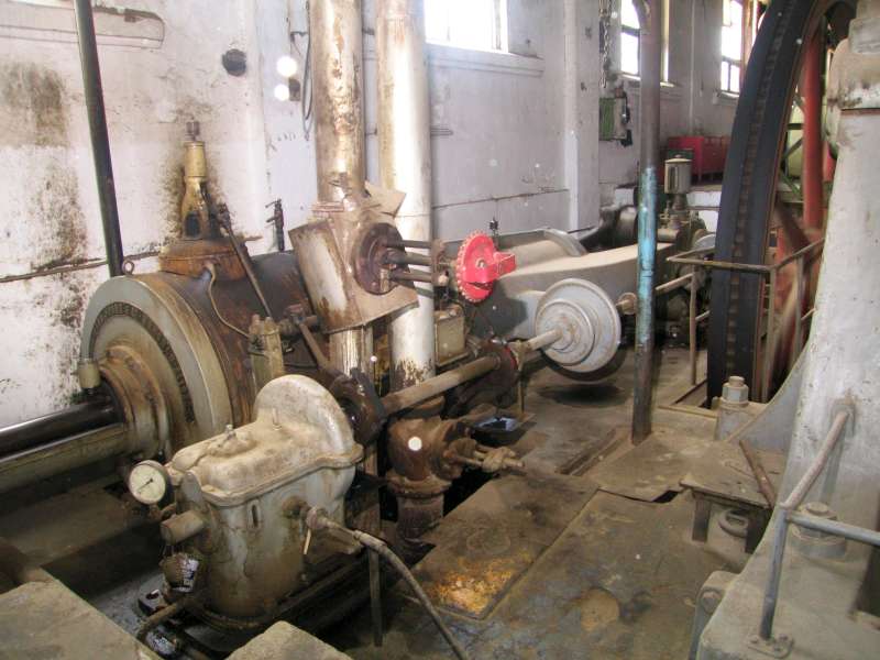 Dampfmaschine: Zylinder und Rahmen von innen; Regler im Vordergrund