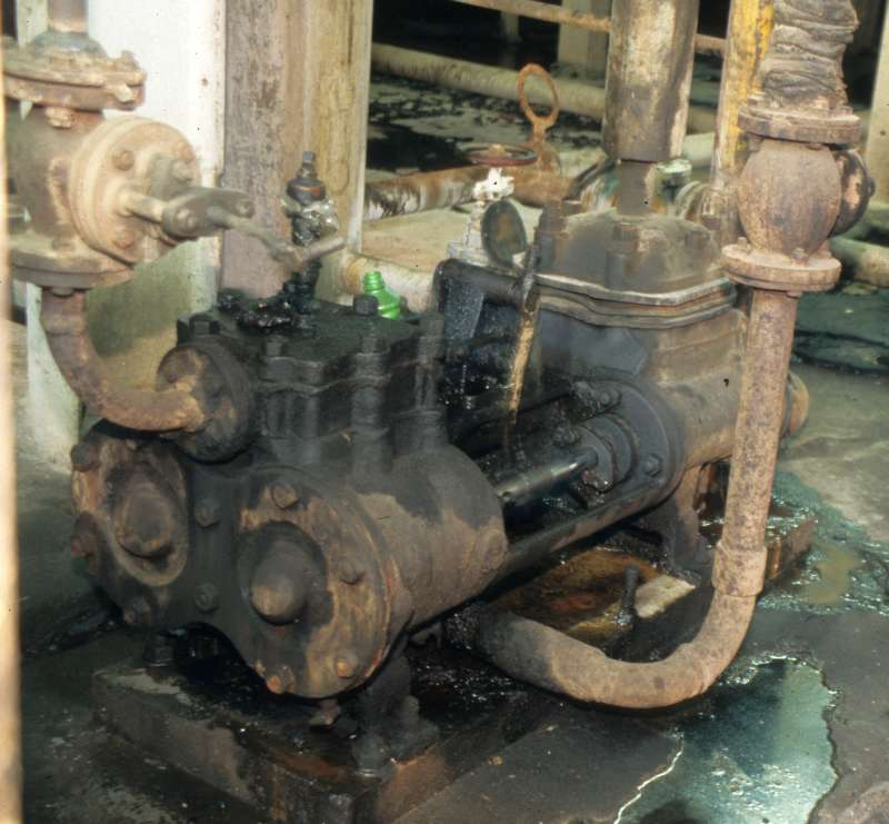 Dampfpumpe: Pumpzylinder vorn links