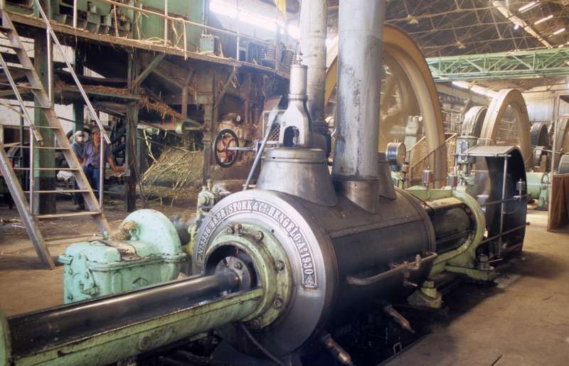 Dampfmaschine: halbseitlich rechts; Kolbenstange links vorn