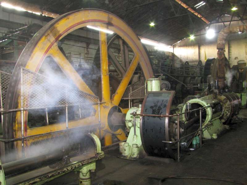 Dampfmaschine: Schwungrad links, Zylinder hinten rechts