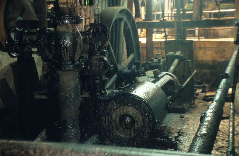 Dampfmaschine: halbseitlich rechts, Zylinder vorn links