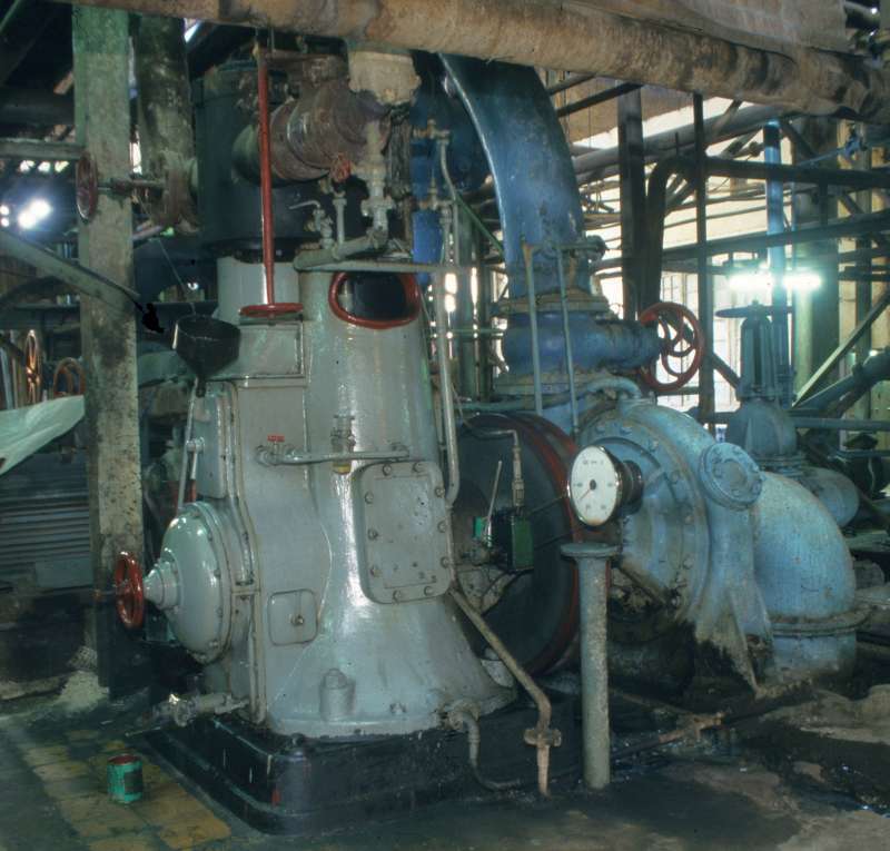 Dampfmaschine: Dampfmaschine links, Pumpe rechts