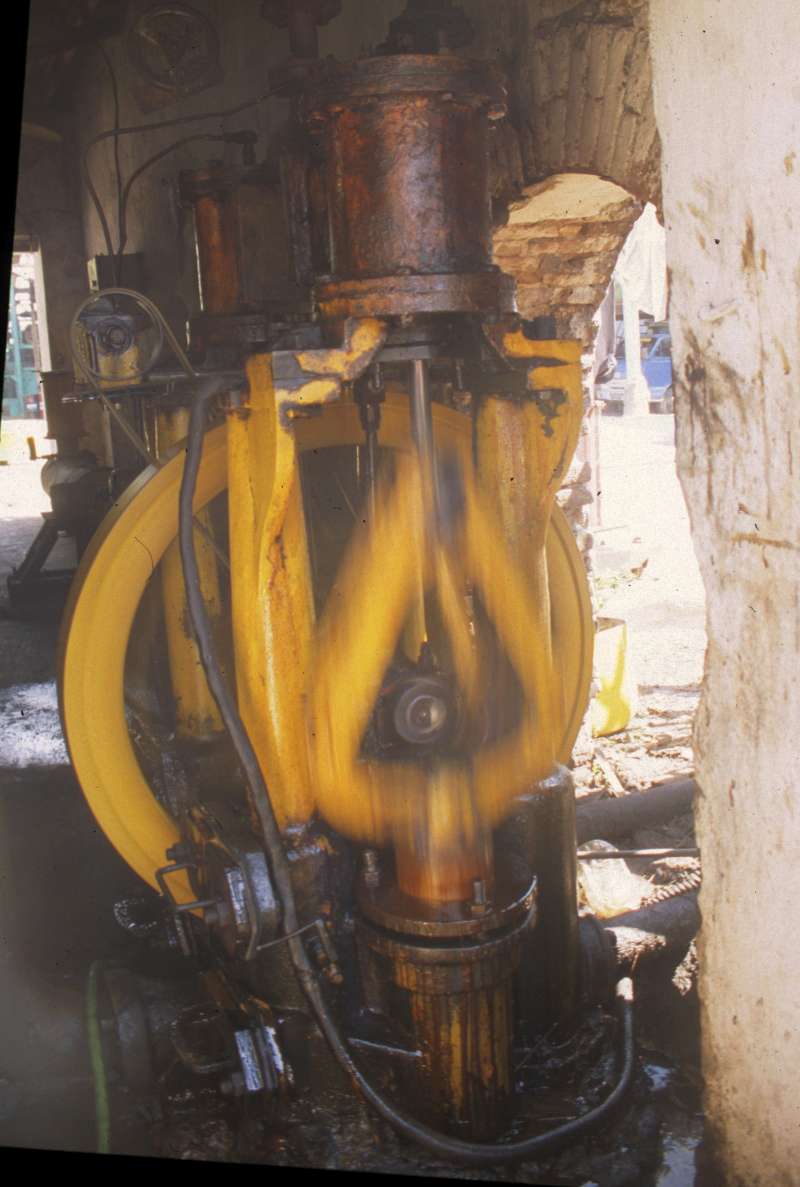 Dampfpumpe: Blick vom Eingang (Abdampfleitung rechts)