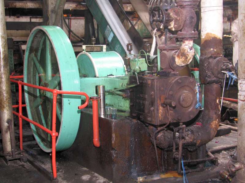 Dampfmaschine: Zylinder mit Schieberkasten im Vordergrund