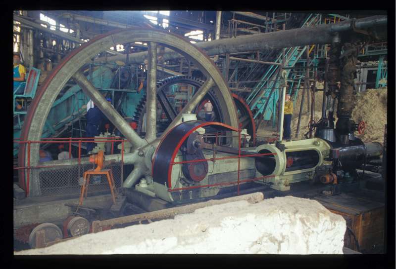 Dampfmaschine: Maschinen-Außenseite; Kurbel vorn links