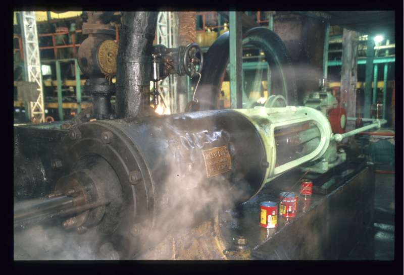 Dampfmaschine: Zylinder vorn links (in Dampf)