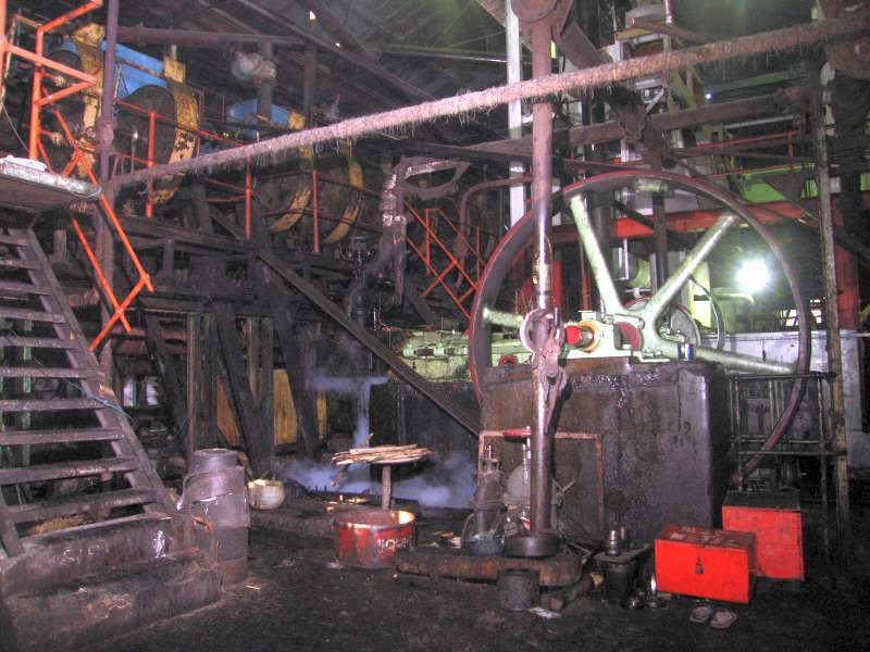 Dampfmaschine: Stehlager mit Schwungrad im Vordergrund