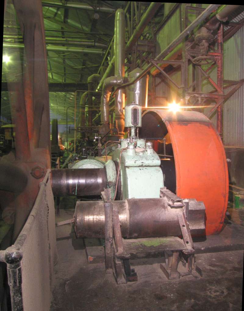 Dampfmaschine: Kurbelseite, Schwungrad links angeschnitten