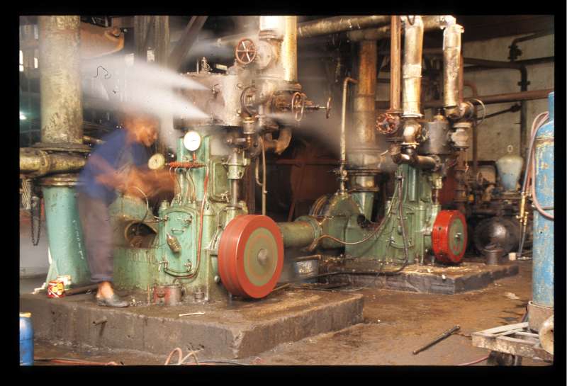 PG Krembung: Schnelläufer-Dampfmaschinen mit Kreiselpumpe für Injektionswasser