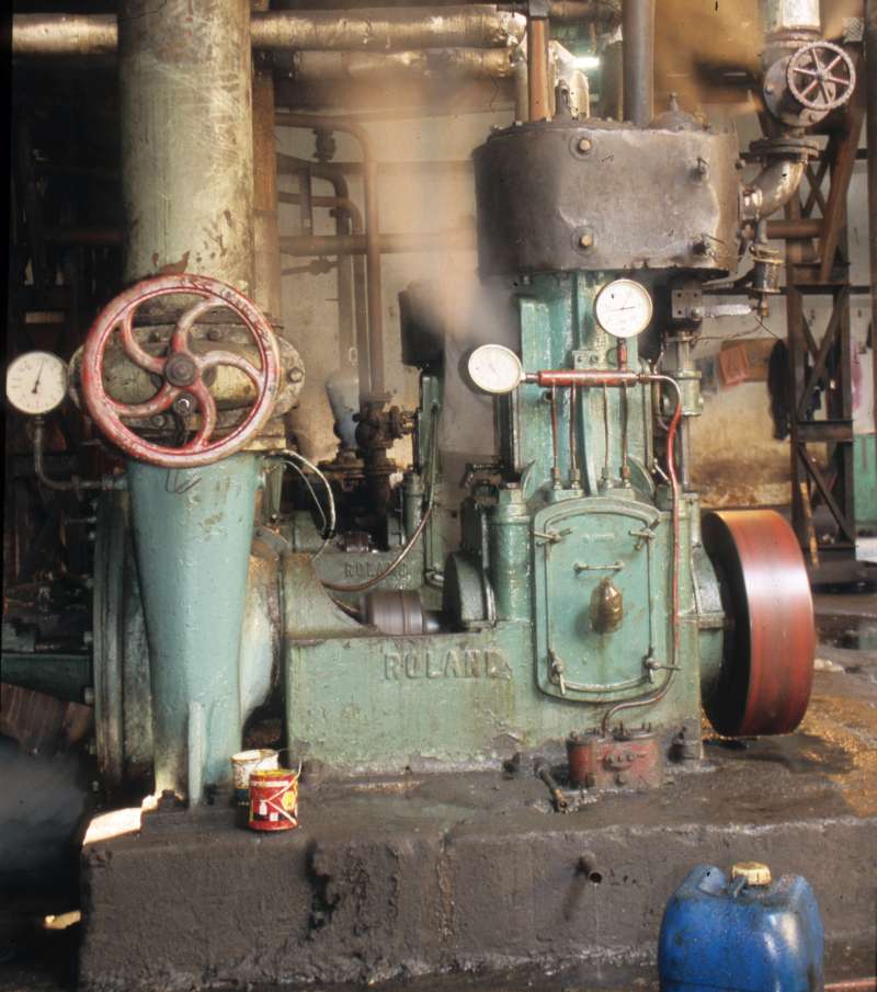 Dampfmaschine: Schwungscheibe rechts, Pumpe links