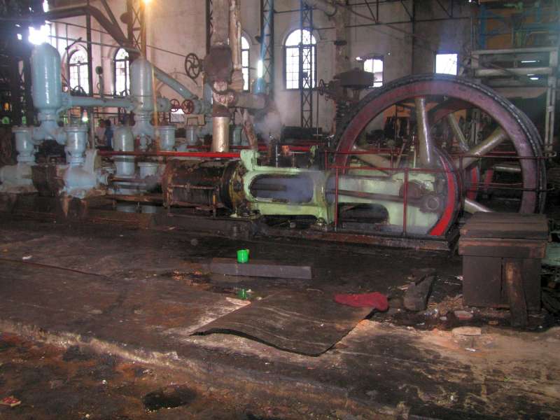 Dampfpumpe: rechte Maschinenhälfte von außen; Kurbel rechts