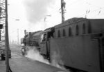 01 043, Anfahrt vor Zug; Bf Bremen Hbf