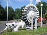 Peltonturbine: als Blickfang vor dem Museum