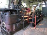 Dampfmaschine: Brikettpresse links