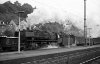 Dampflokomotive: 44 443, vor Güterzug; Bf Dillenburg