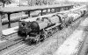 Dampflokomotive: 52 2711, vor Zug; bei Berlin Pankow-Heinersdorf