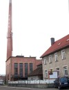 Hermann Röhm, Lederfabrik: Ansicht von Verwaltungsgebäude (rechts) und Kesselhaus