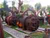 Dampfmaschine: Tasikmadu: Teile der ehemaligen Mühlenmaschinen als Exponate im Freien