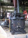 Dampf-Brikettpresse: Dampfmaschine: Brikett-Auslauf der Brikettpresse